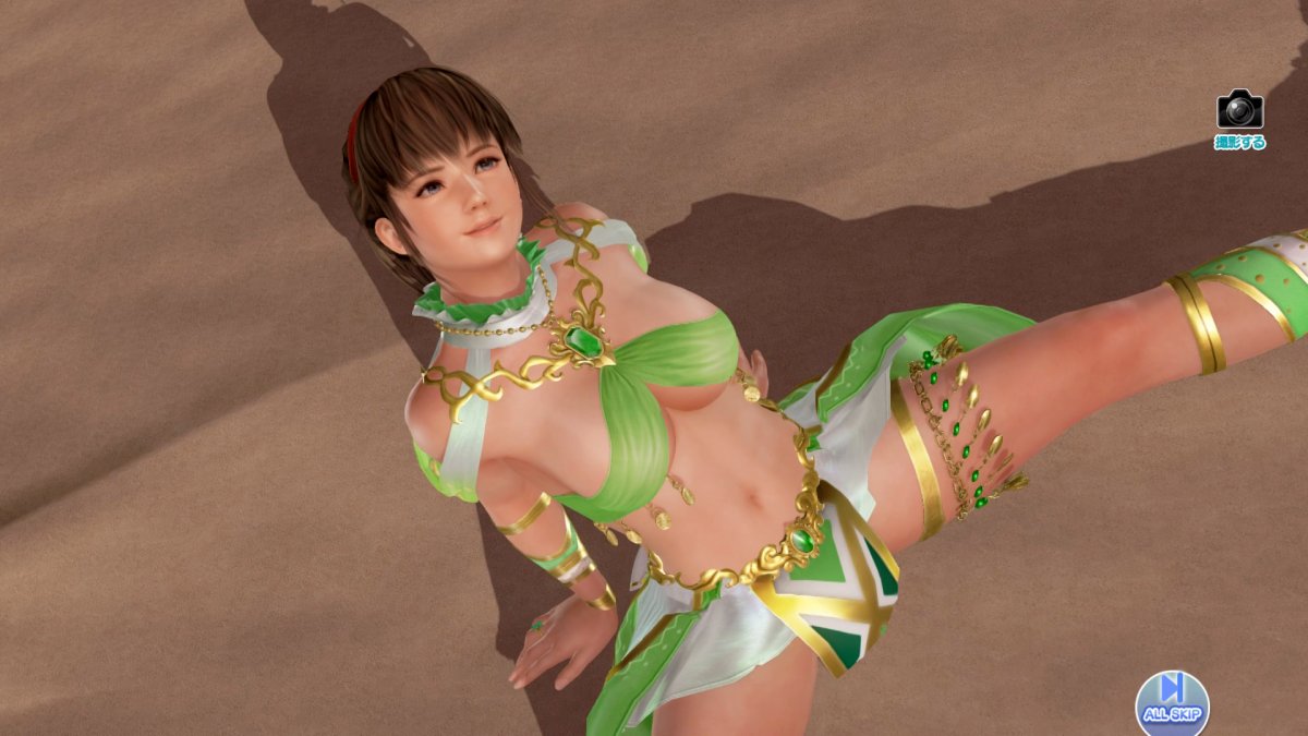DoAX-Venus-Vacation-Hitomi-Gravure-Panel-(Jewel-Emerald-SSR)-with-lotions.jpg